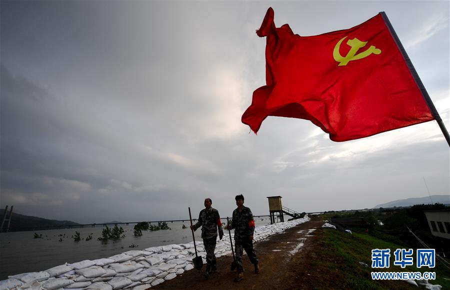 (防汛抗洪·圖文互動(dòng))(4)長江大堤上的“父子之約”