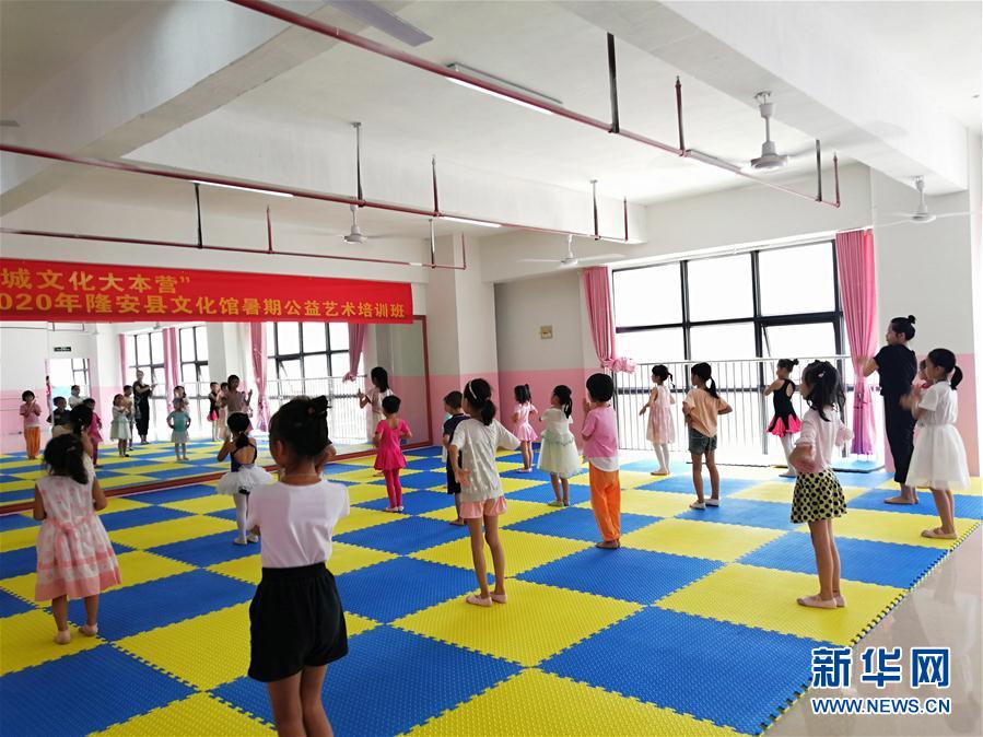 （特別的暑期生活&middot;圖文互動(dòng)）（2）她們的愿望，在這個(gè)假期實(shí)現(xiàn)&mdash;&mdash;廣西隆安易地扶貧搬遷安置區(qū)暑期見(jiàn)聞