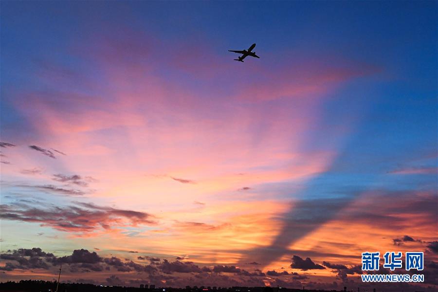 （在習(xí)近平新時代中國特色社會主義思想指引下&mdash;&mdash;新時代新作為新篇章&middot;習(xí)近平總書記關(guān)切事&middot;圖文互動）（6）感受開放新魅力&mdash;&mdash;海南自由貿(mào)易港建設(shè)開局觀察
