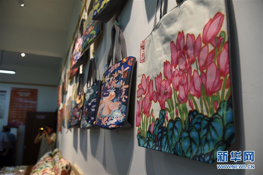 (走向我們的小康生活·圖文互動)(7)放下鋤頭拿畫筆——山東青州農(nóng)民畫繪出美好新生活