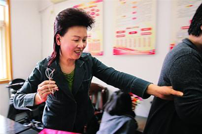 梁慧麗自己帶頭干，身邊人從跟著干到搶著干