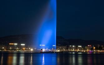 日內(nèi)瓦大噴泉點亮&ldquo;藍(lán)燈&rdquo;紀(jì)念世界難民日