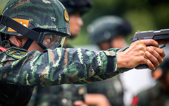 特戰(zhàn)隊員練就&ldquo;快槍手&rdquo; 5發(fā)子彈3秒內出膛