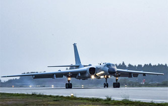 &ldquo;戰(zhàn)神&rdquo;轟-6K冒雨出擊 目標(biāo)大洋深處