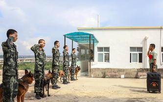 警犬班訓(xùn)導(dǎo)員退伍 惜別&ldquo;無聲戰(zhàn)友&rdquo;