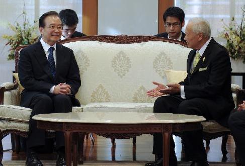 溫家寶會(huì)見泰國(guó)樞密院主席炳&middot;廷素拉暖