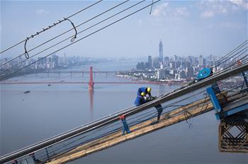 武漢：長江上空架&ldquo;天梯&rdquo;