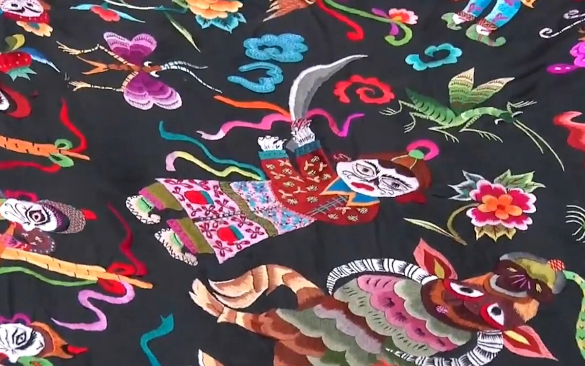 苗繡繡品慢慢得到市場(chǎng)認(rèn)可，回鄉(xiāng)的繡娘逐漸多了起來(lái)