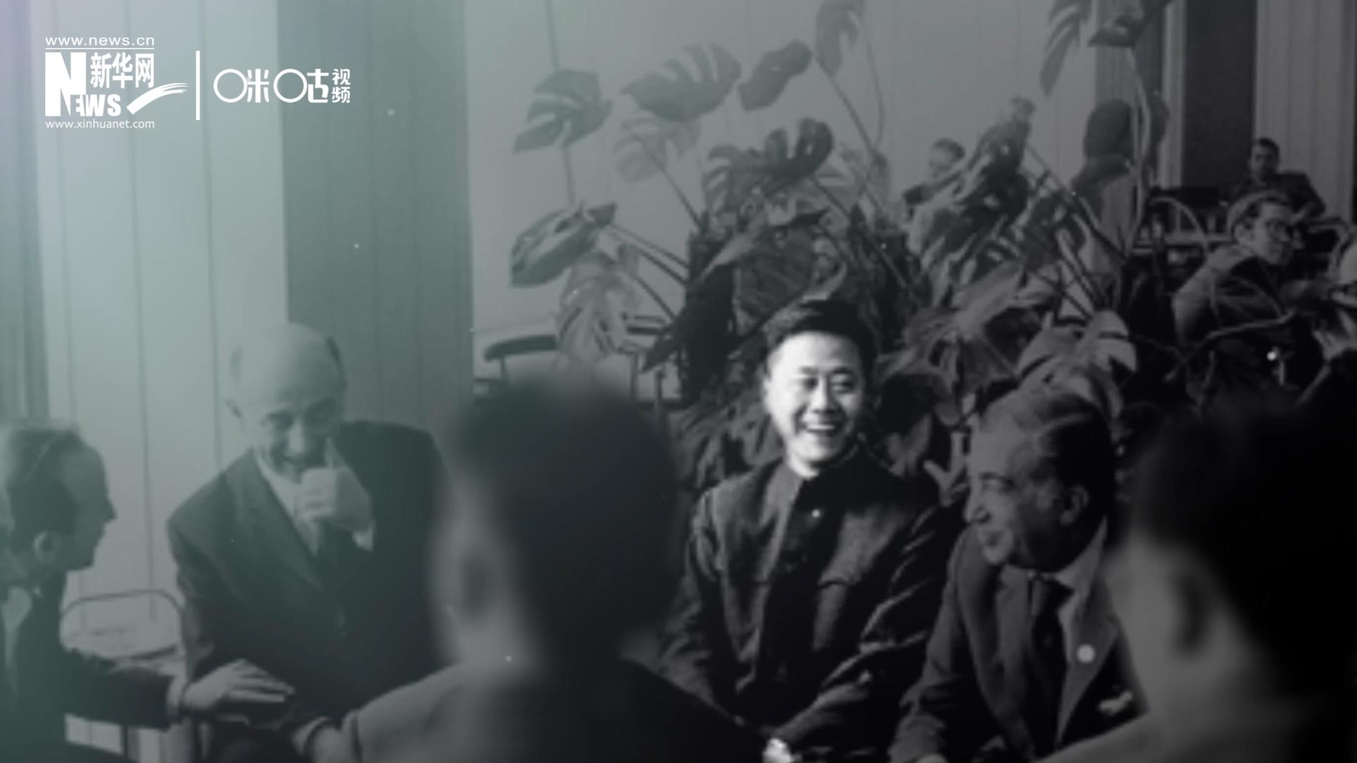 照片里的這個(gè)人是高梁，原新華社國(guó)際部記者。原本作為代表團(tuán)隨行記者的他接到通知，由他帶領(lǐng)一支先遣小組先行去紐約。