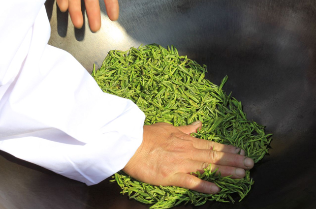 好茶占盡天時(shí)地利，炒茶師月入三五萬(wàn)