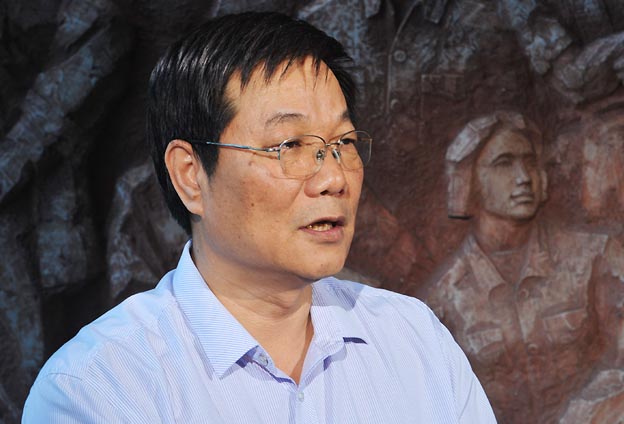 我們把黨的政治優(yōu)勢和現(xiàn)代企業(yè)制度優(yōu)勢結(jié)合起來，建立完善決策、執(zhí)行、監(jiān)督三個體系。