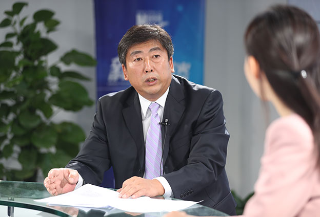 具體落在實(shí)處就是把方向，管大局，保落實(shí)