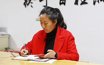 回鄉(xiāng)，立志改變家鄉(xiāng)落后面貌