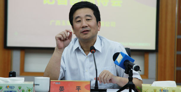 玉柴集團公司董事局主席晏平&mdash;&mdash;大家可能不一定認識我，但是大家一定坐過裝配玉柴發(fā)動機的客車、公交車，因為玉柴發(fā)動機裝配在全國超過60%的客車、公交車上。玉柴發(fā)動機能夠陪伴大家上班、回家、逛街，我很自豪。我們將繼續(xù)制造更多更好的綠色產(chǎn)品，造福社會和百姓。