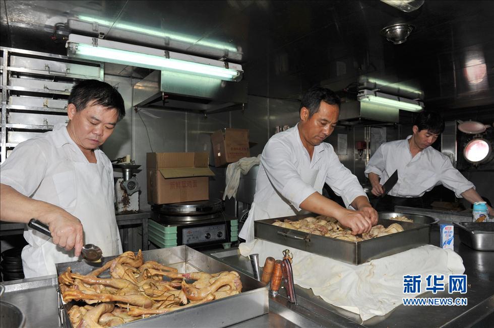 走進&ldquo;雪龍&rdquo;號的廚房(高清)