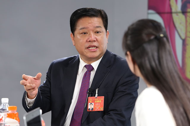 一絲不茍摘窮帽，全力以赴拔窮根