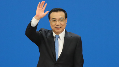 記者會結(jié)束后，李克強(qiáng)揮手致意