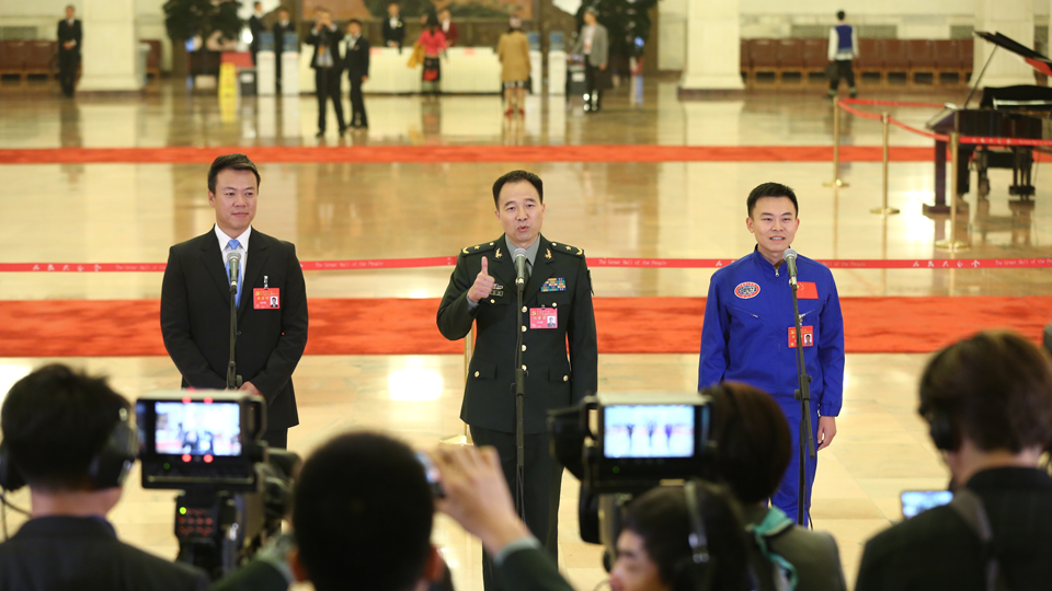 趙宏博、景海鵬、唐嘉陵代表接受采訪