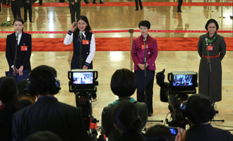 吳敏霞、杜玉濤、蒙曼、盧麗安代表接受采訪