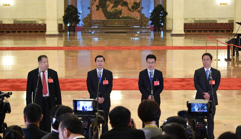 凌解放、王立平、徐川、黃一兵接受采訪