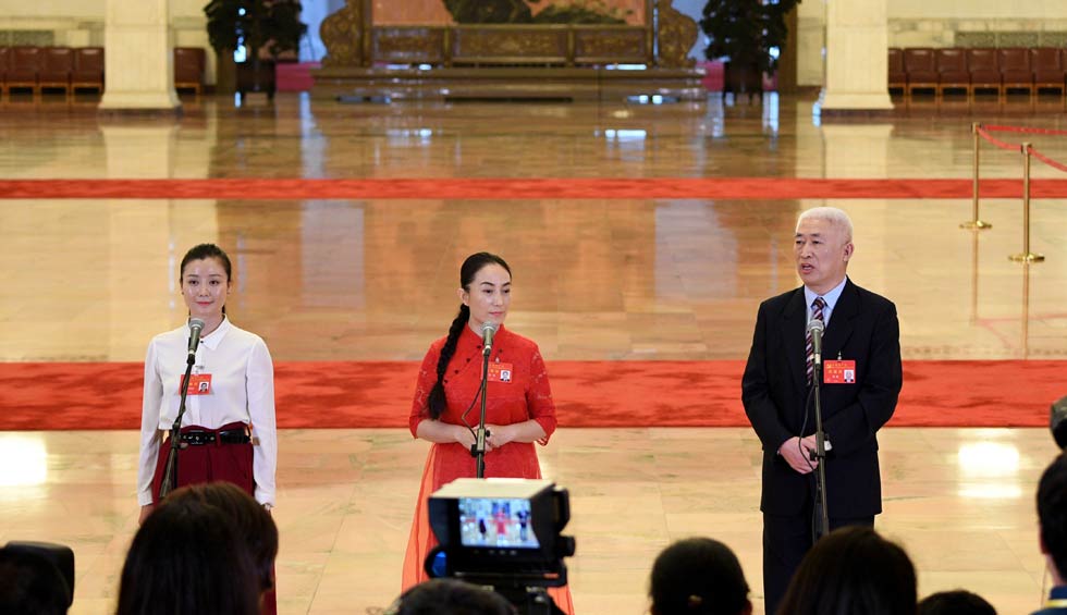 肖笑波、侯艷、徐俊接受采訪