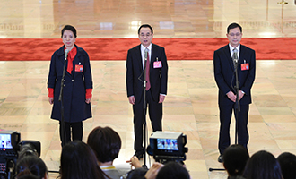 姜妍、康紅普、劉宗富代表接受采訪