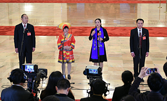 蔡松濤、杜麗群、楊小玲、賈立群代表接受采訪