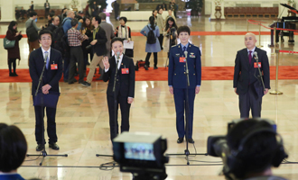 王辰、楊潔、劉文力、王旭東代表接受采訪