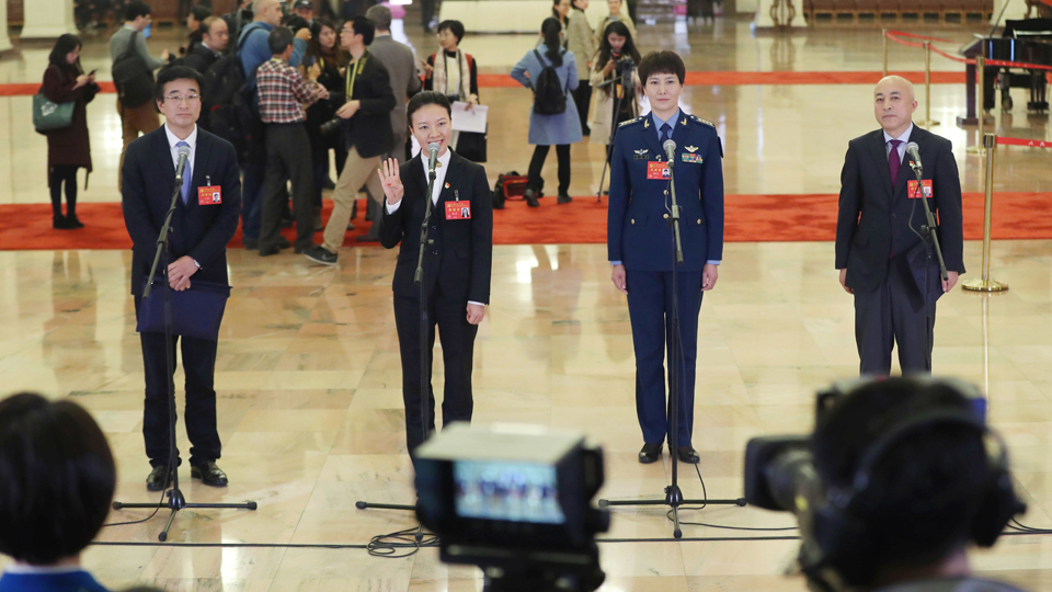 王辰、楊潔、劉文力、王旭東代表接受采訪