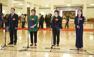 蔣成華、邵蕓、甘露、周宇代表接受采訪