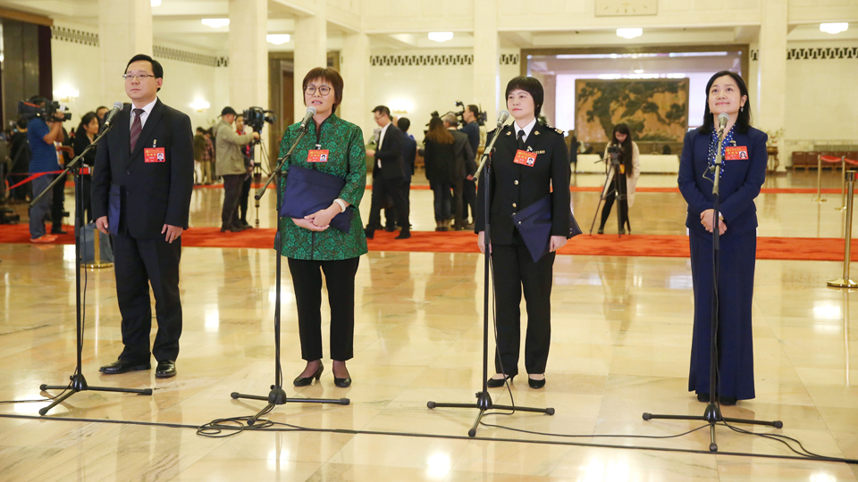 蔣成華、邵蕓、甘露、周宇代表接受采訪