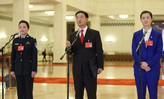 李貝、裴春亮、丁寧代表接受采訪