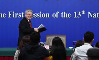 記者會(huì)后，劉永富準(zhǔn)備離開(kāi)