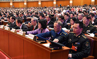 與會(huì)代表在表決總監(jiān)票人、監(jiān)票人名單草案