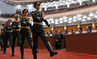 陸?？杖妰x仗兵正步行進(jìn)至主席臺前