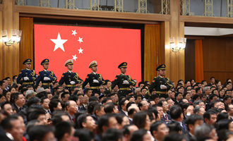 陸?？杖妰x仗兵正步行進(jìn)