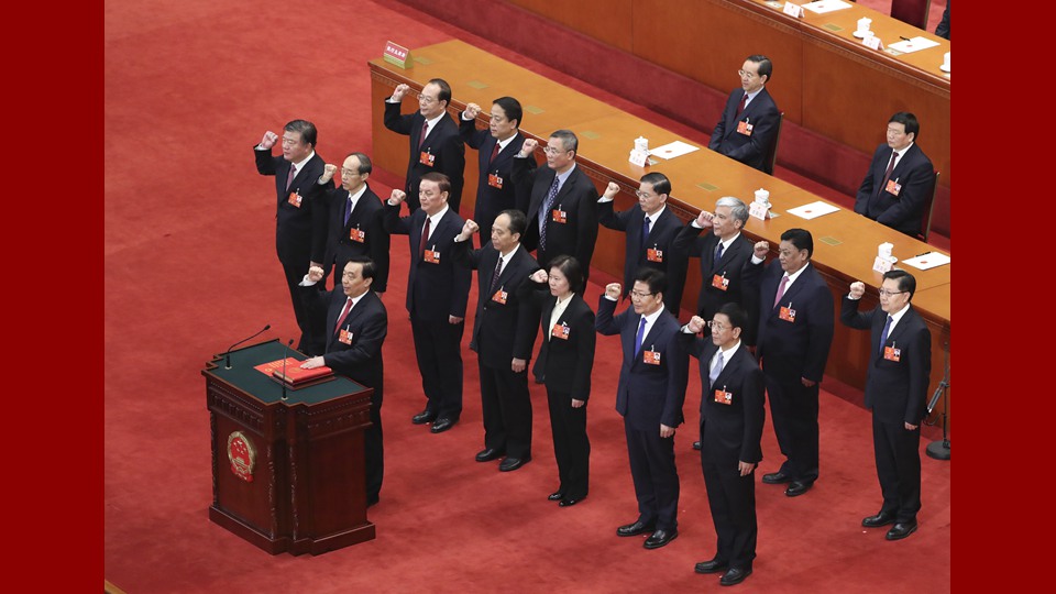 新當(dāng)選的全國(guó)人大常委會(huì)副委員長(zhǎng)、秘書長(zhǎng)進(jìn)行憲法宣誓