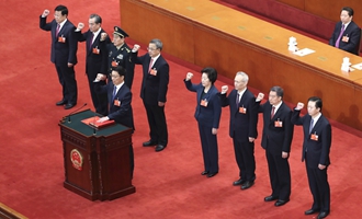 國(guó)務(wù)院副總理、國(guó)務(wù)委員、秘書(shū)長(zhǎng)進(jìn)行憲法宣誓