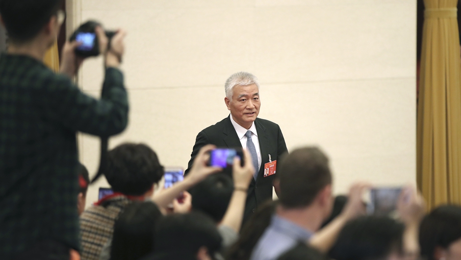 王志剛步入&ldquo;部長通道&rdquo;，準備接受采訪