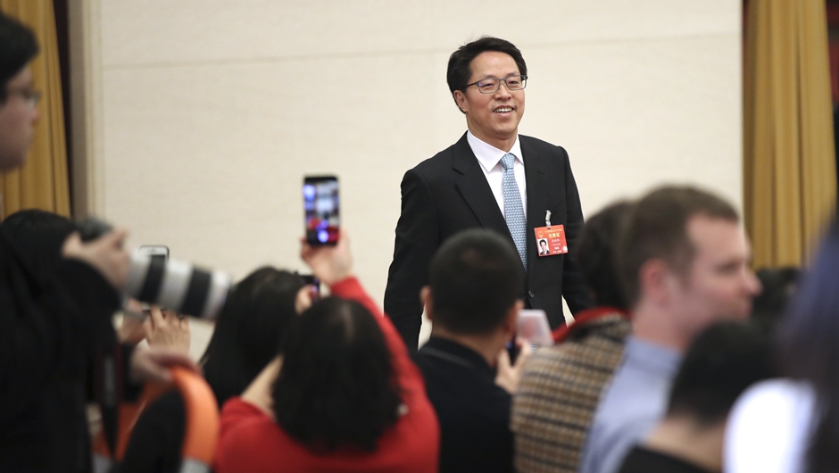 張曉明步入&ldquo;部長通道&rdquo;，準備接受采訪