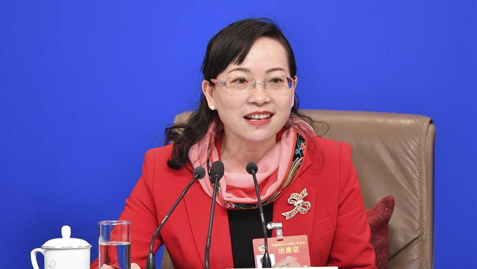 全國政協(xié)委員、湖南省湘西土家族苗族自治州政協(xié)副主席 石紅