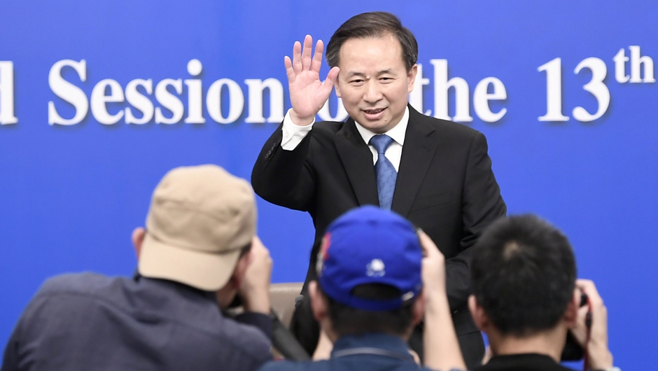 記者會開始前，李干杰向記者致意