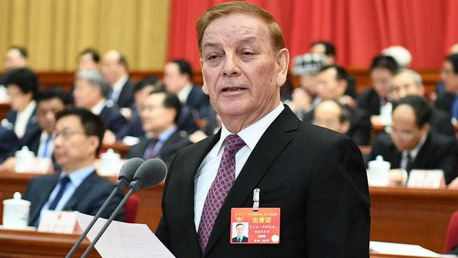 艾力更&middot;依明巴海主持會(huì)議