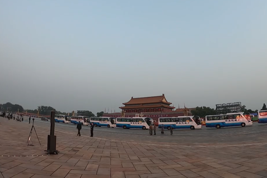 10月1日清晨的天安門城樓和長(zhǎng)安街，燈火通明，正在準(zhǔn)備慶祝大會(huì)的工作人員雖然緊張忙碌，但仍顯得井然有序