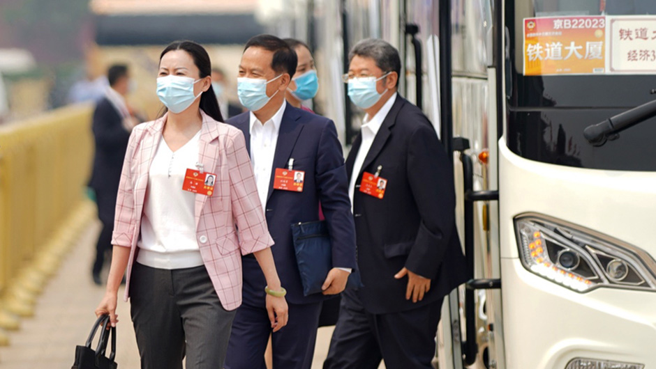 全國政協(xié)委員抵達(dá)天安門廣場(chǎng)