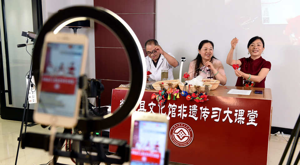 山東郯城：&ldquo;網(wǎng)絡課堂&rdquo;制香囊