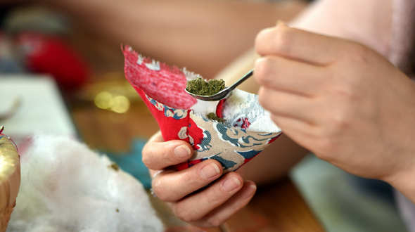 山東郯城：&ldquo;網(wǎng)絡課堂&rdquo;制香囊