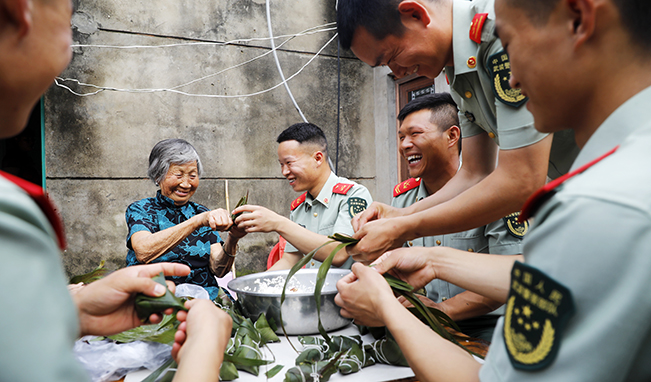 端午節(jié)，家里來了親人子弟兵