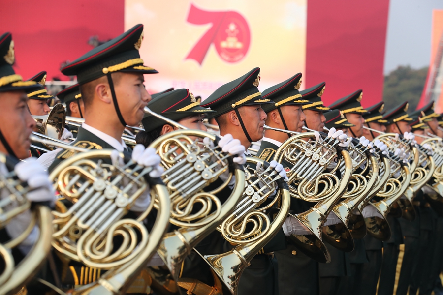 解放軍聯(lián)合軍樂團(tuán)在廣場(chǎng)就位后進(jìn)行準(zhǔn)備工作和試奏。據(jù)了解，解放軍聯(lián)合軍樂團(tuán)此次演奏是從開國大典至今歷次閱兵以來演奏曲目最多的一次，不少曲目是為此次閱兵量身打造的全新作品，此次也是歷次女演奏員最多的一次。