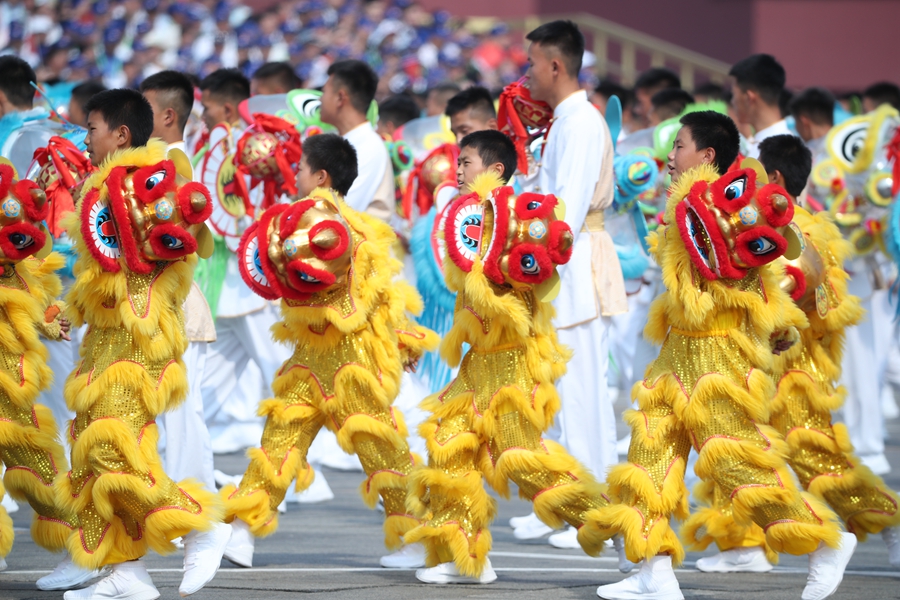 群眾大游行，歡樂的海洋！